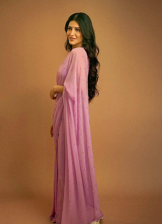 Indian Actress And Singer Shruti Haasan New Photos Viral15