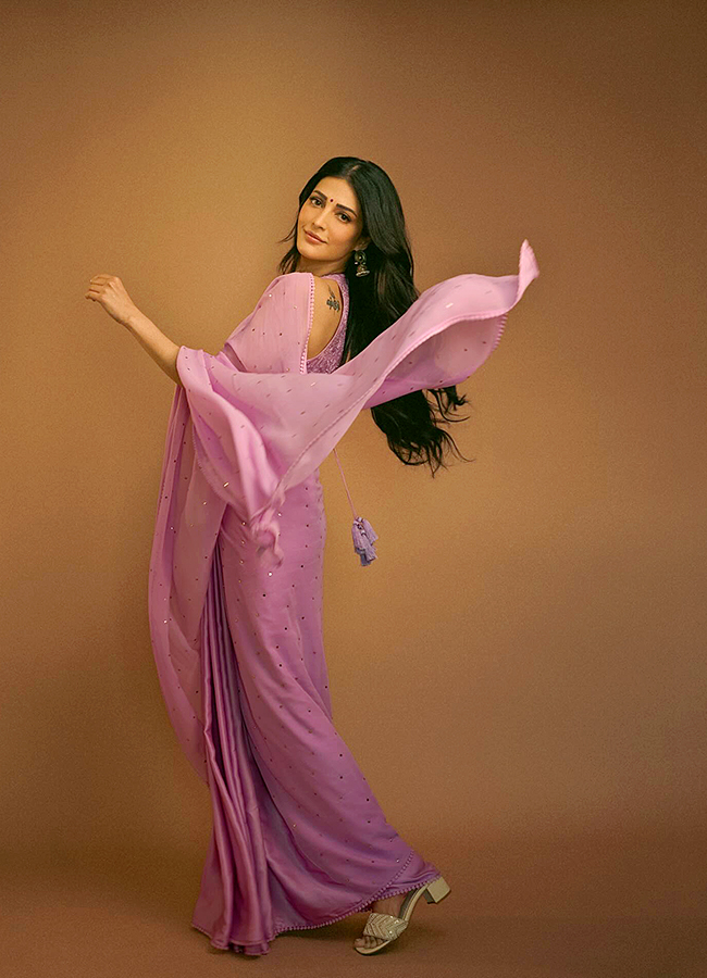 Indian Actress And Singer Shruti Haasan New Photos Viral5