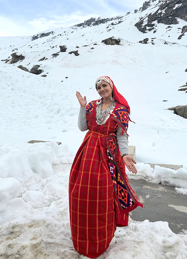 Actress Aishwarya Rajesh Manali Trip Viral Photos9