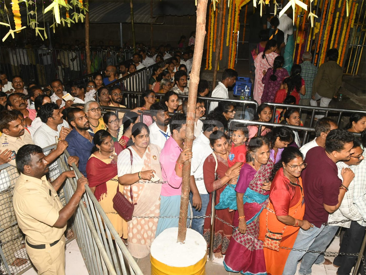 సింహాచలం అప్పన్న చందనోత్సవం..భారీగా భక్తులు (ఫొటోలు) | Simhachalam ...