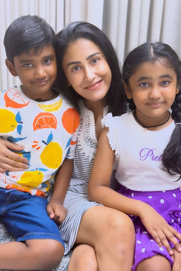  Taraka Ratna Wife Alekhya Reddy With Her Children Photos2