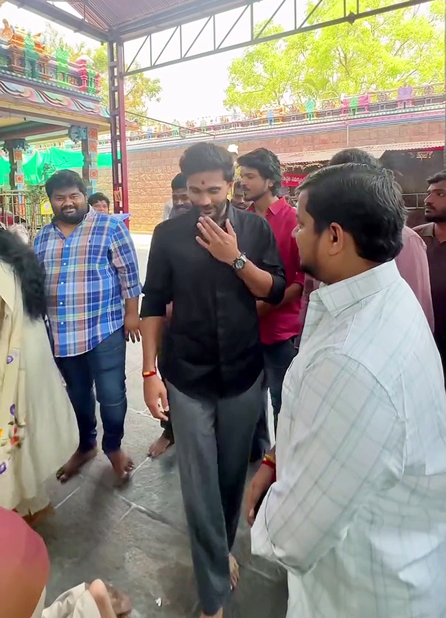 Cricketer Nitish Kumar Reddy in Peddamma Talli Temple Jubilee Hills14