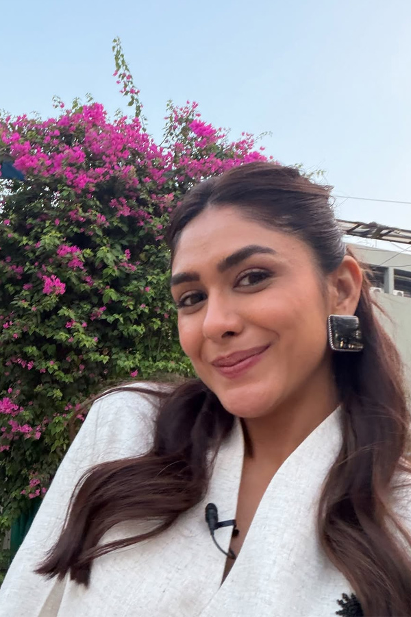 Actress Mrunal Thakur Latest Beautiful Photos2