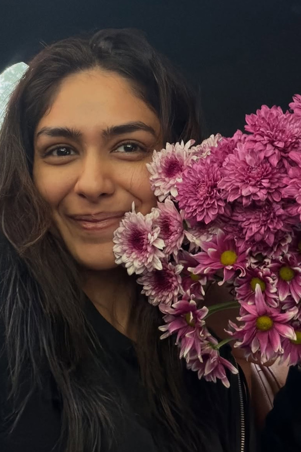 Actress Mrunal Thakur Latest Beautiful Photos10