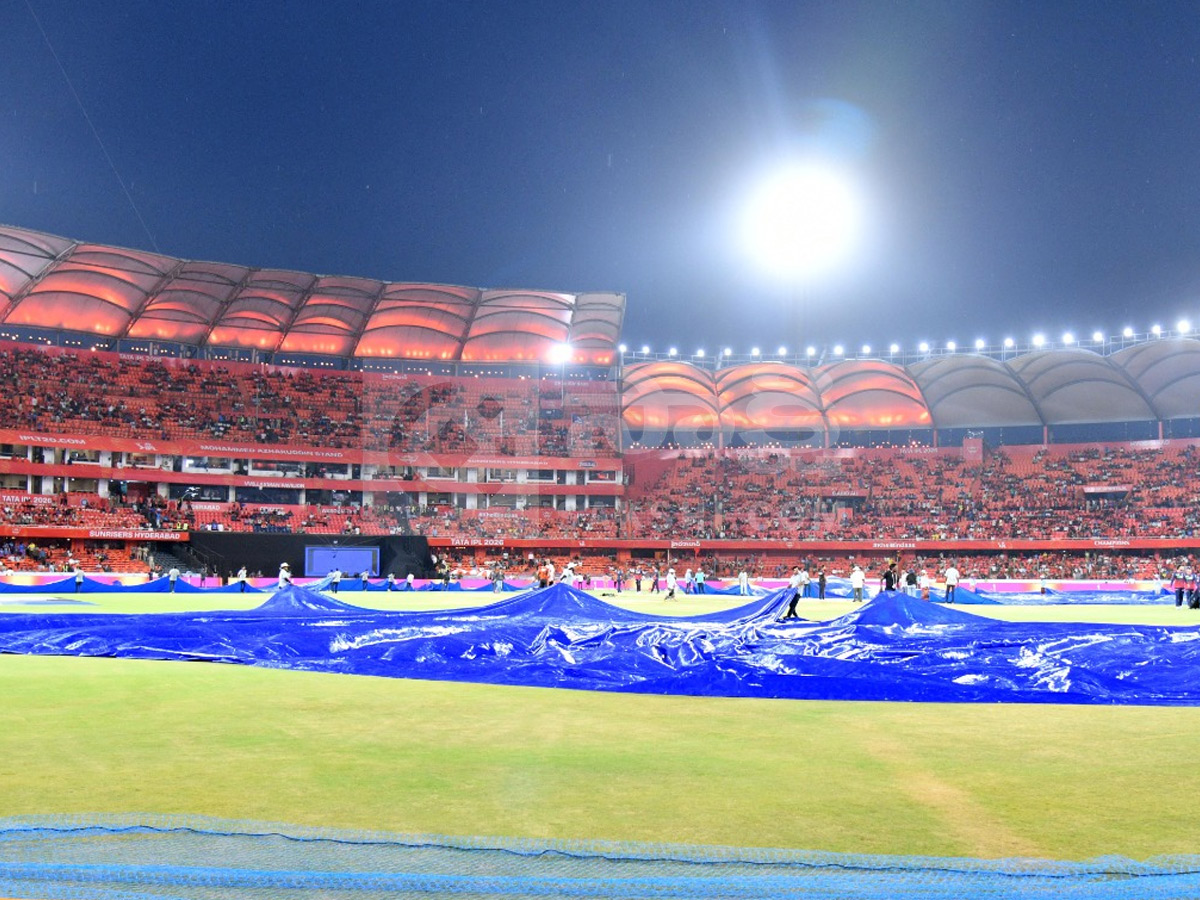 SRH vs DC: Celebrities Light Up Uppal Stadium in IPL 2026 Photos15