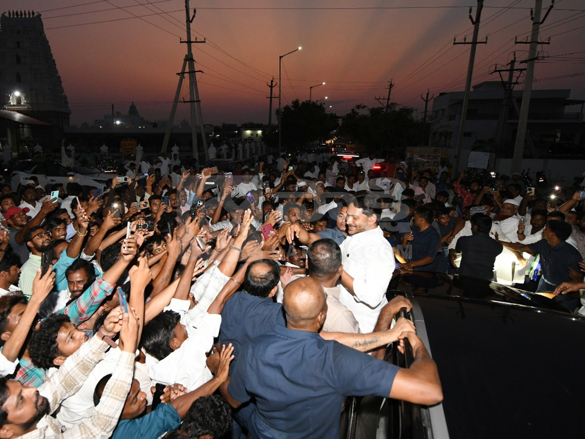 YS Jagan Received Grand Welcome at Pulivendula Photos12