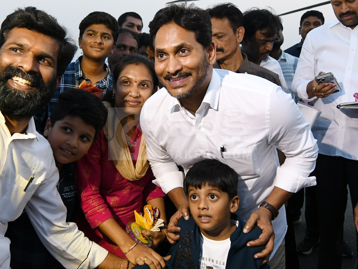 YS Jagan Received Grand Welcome at Pulivendula Photos3