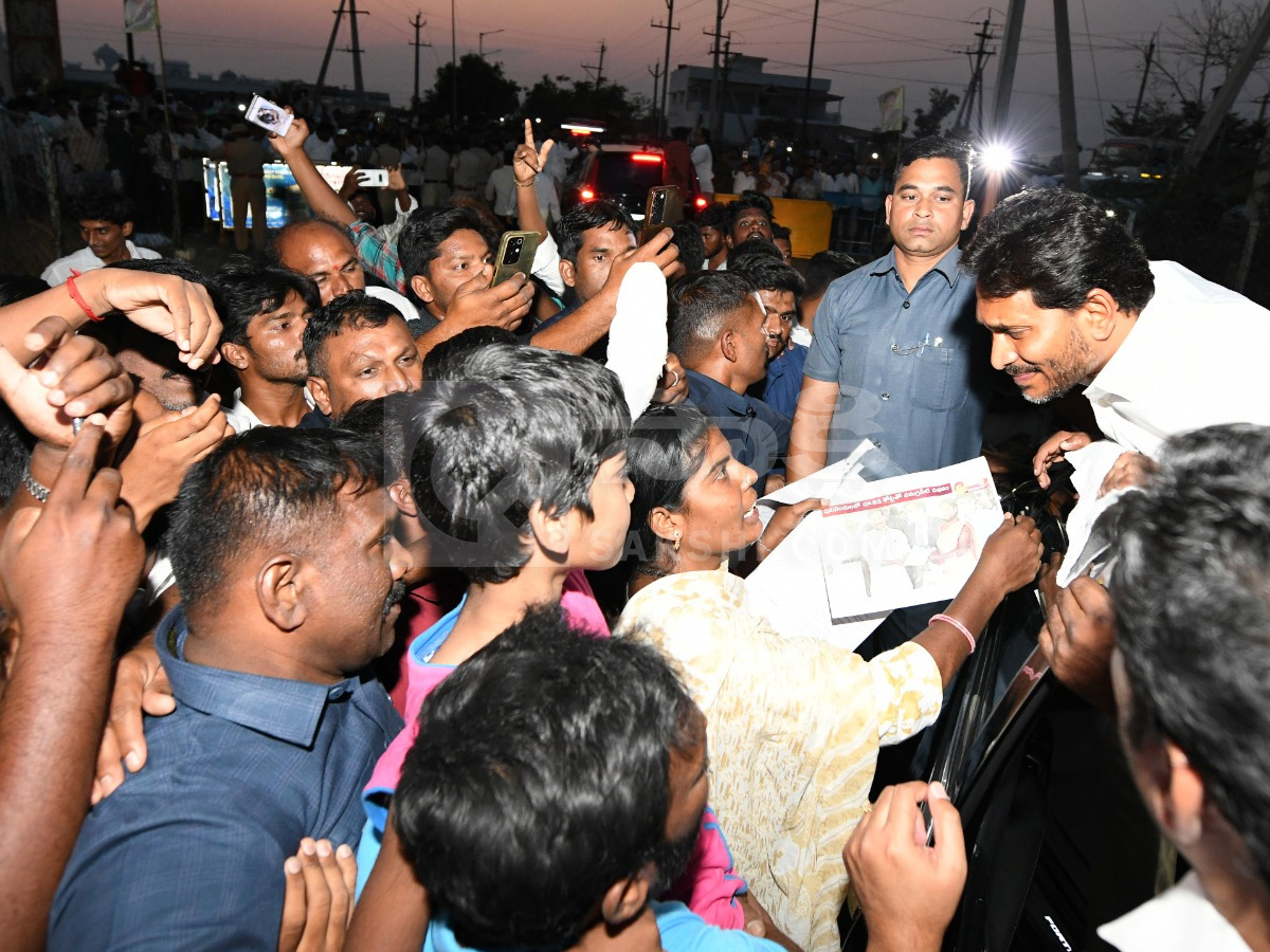 YS Jagan Received Grand Welcome at Pulivendula Photos5