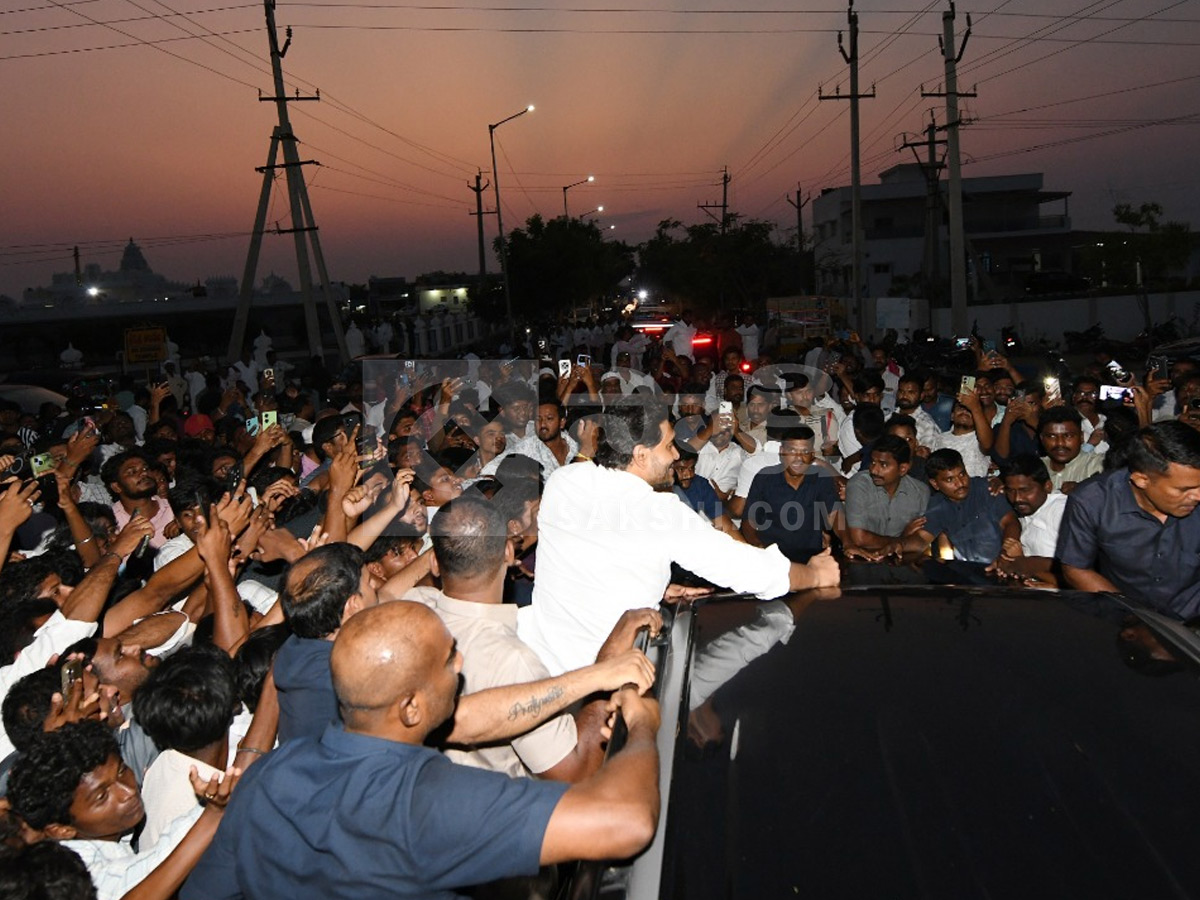 YS Jagan Received Grand Welcome at Pulivendula Photos9