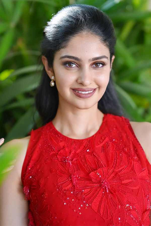 Actress Manasa Varanasi shone Brightly In The red Dress Photos2