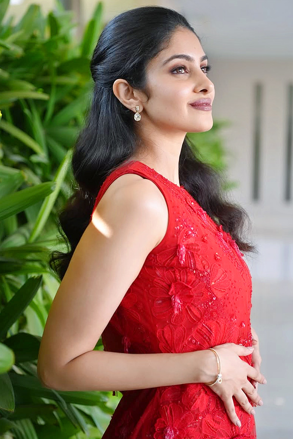 Actress Manasa Varanasi shone Brightly In The red Dress Photos11