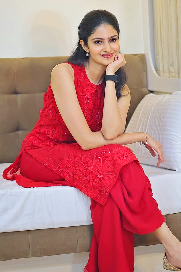 Actress Manasa Varanasi shone Brightly In The red Dress Photos4