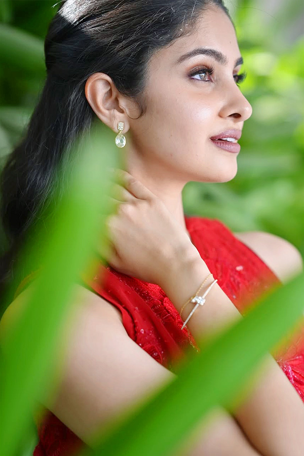 Actress Manasa Varanasi shone Brightly In The red Dress Photos5