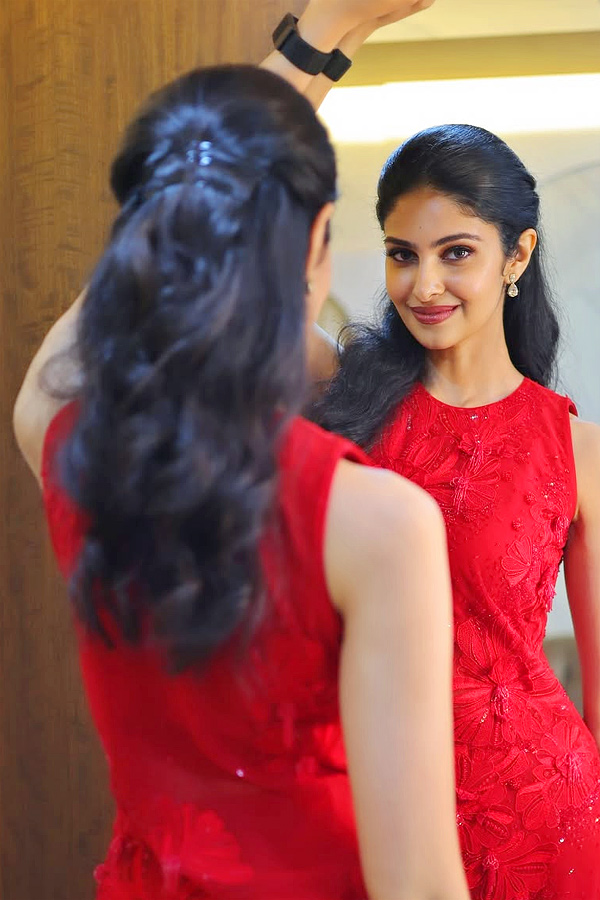 Actress Manasa Varanasi shone Brightly In The red Dress Photos8