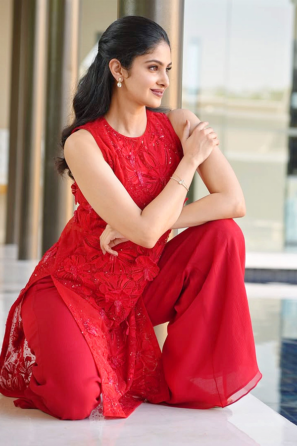 Actress Manasa Varanasi shone Brightly In The red Dress Photos10