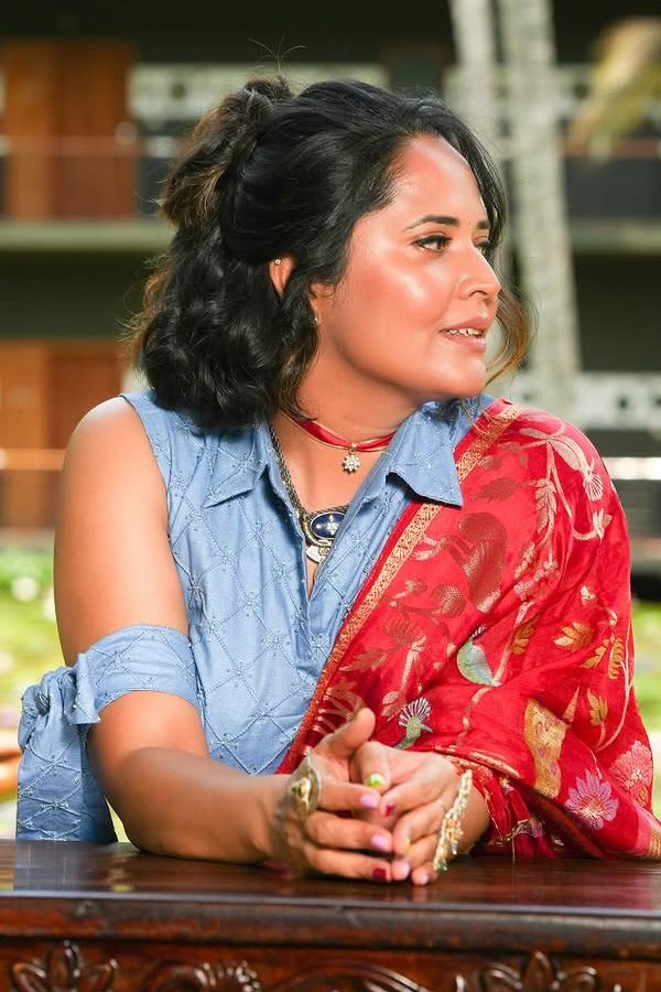 Anchor Anasuya Bharadwaj Enjoys Nature Photos14