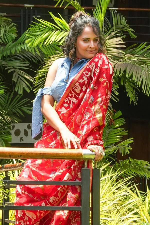 Anchor Anasuya Bharadwaj Enjoys Nature Photos10