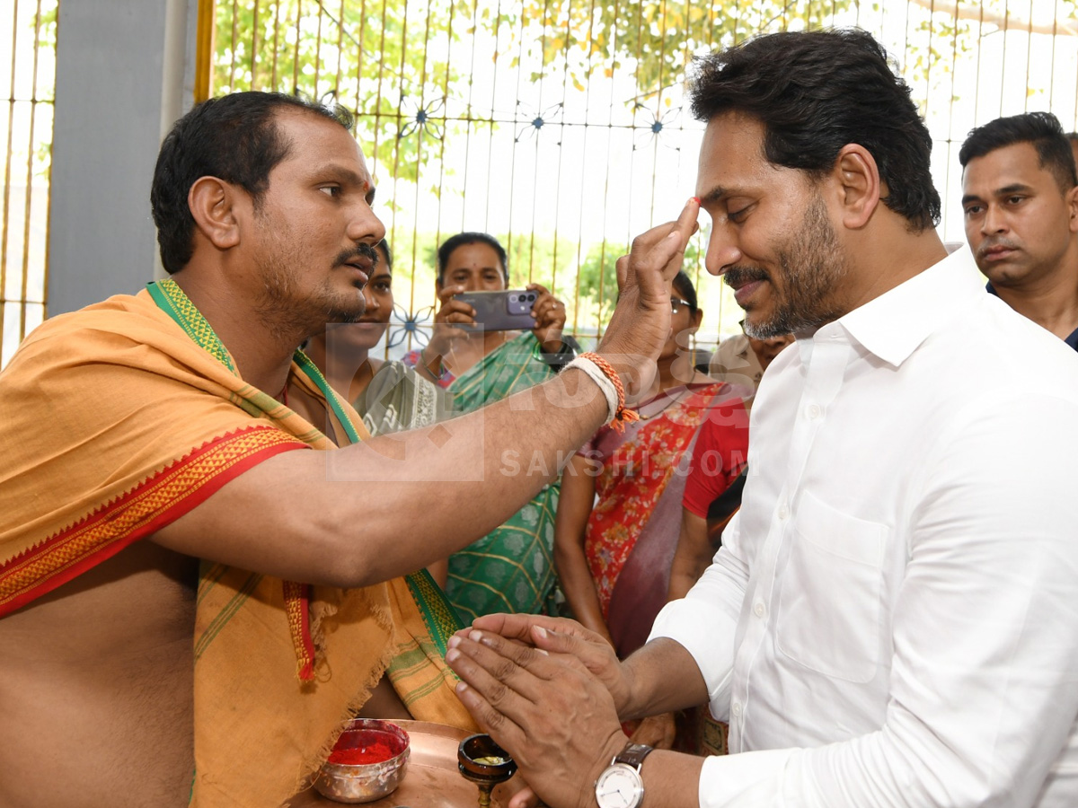 YS Jagan Pulivendula Tour 2nd Day Photos12