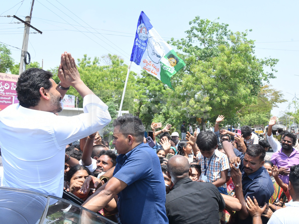 YS Jagan Pulivendula Tour 2nd Day Photos3