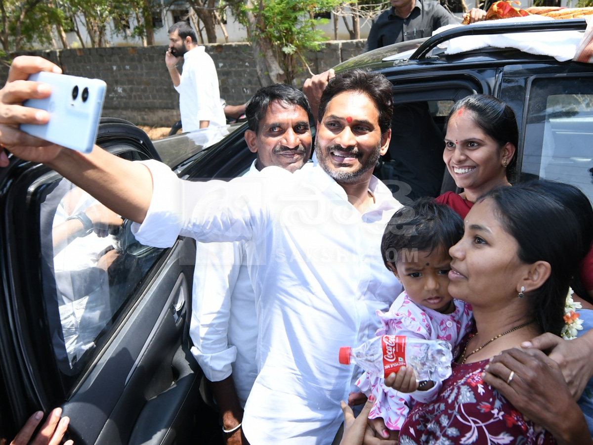 YS Jagan Pulivendula Tour 2nd Day Photos34