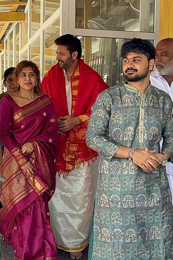 Actor Ravi Mohan, Along with Kenishaa Francis visited Tirumala Temple Photos4