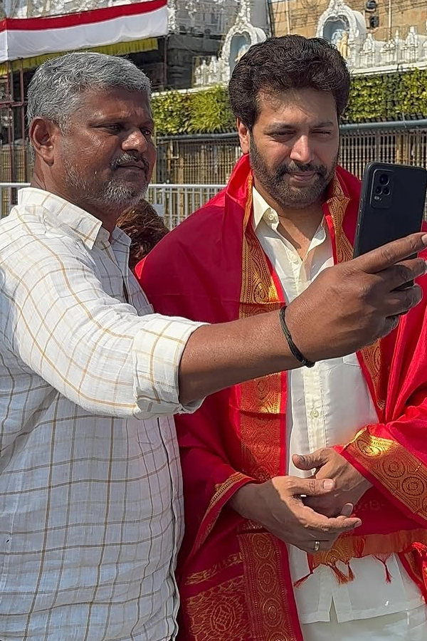 Actor Ravi Mohan, Along with Kenishaa Francis visited Tirumala Temple Photos5