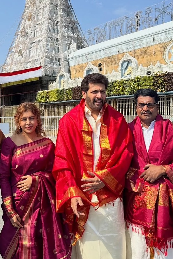 Actor Ravi Mohan, Along with Kenishaa Francis visited Tirumala Temple Photos6