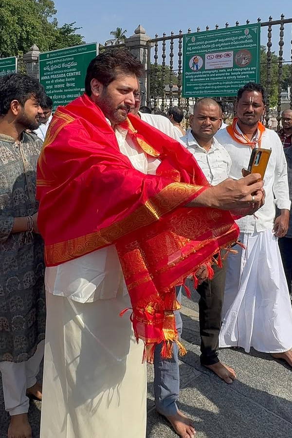 Actor Ravi Mohan, Along with Kenishaa Francis visited Tirumala Temple Photos7