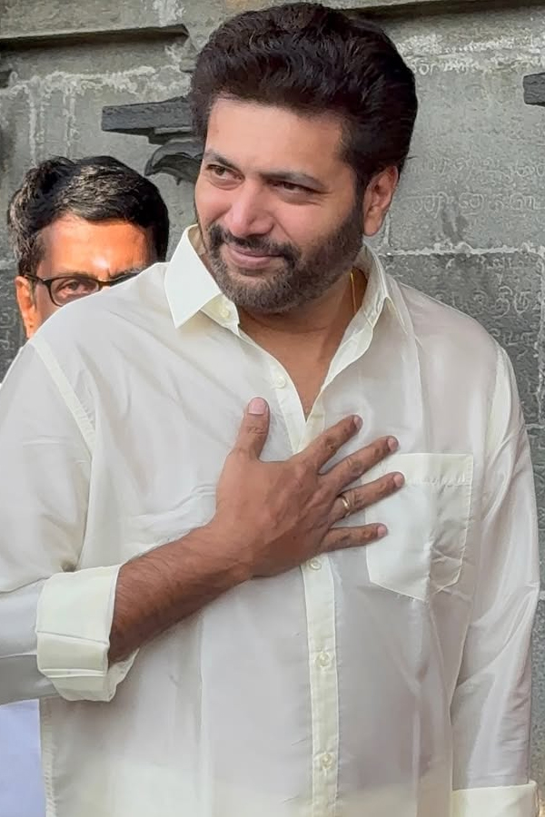 Actor Ravi Mohan, Along with Kenishaa Francis visited Tirumala Temple Photos8