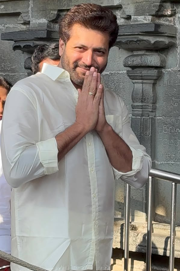Actor Ravi Mohan, Along with Kenishaa Francis visited Tirumala Temple Photos9