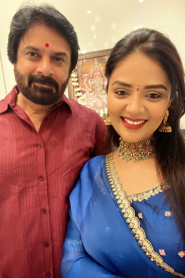 Anchor Sreemukhi shared A Beautiful pictures with Her Dad on His birthday Photos2