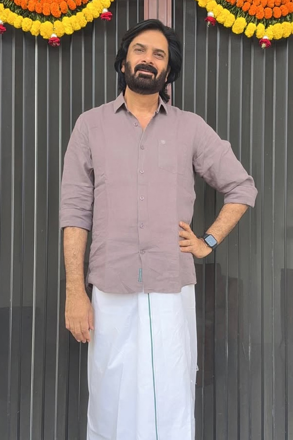 Anchor Sreemukhi shared A Beautiful pictures with Her Dad on His birthday Photos3