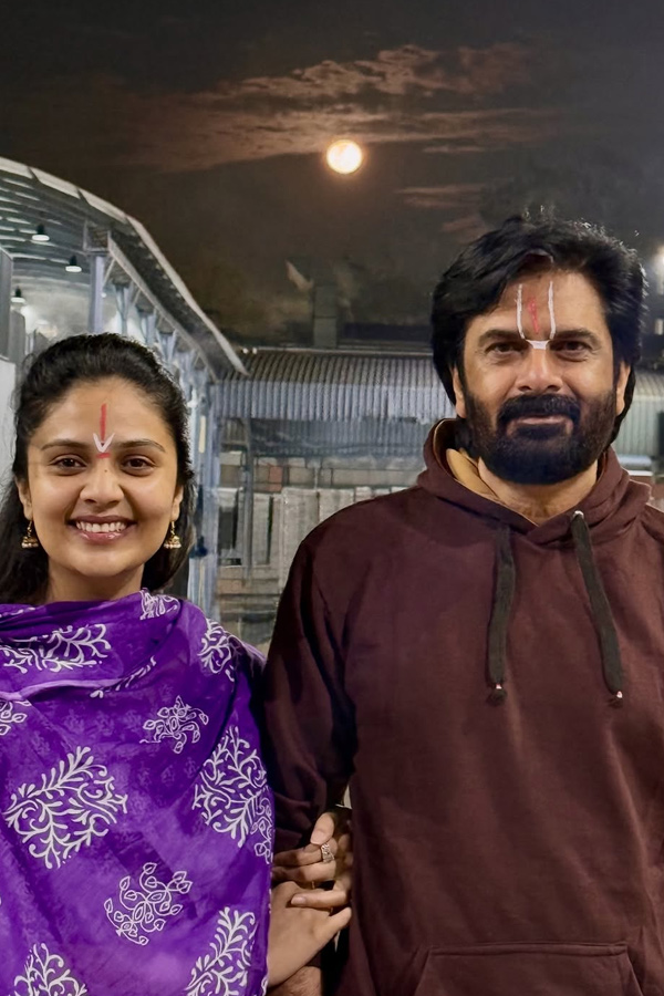 Anchor Sreemukhi shared A Beautiful pictures with Her Dad on His birthday Photos4