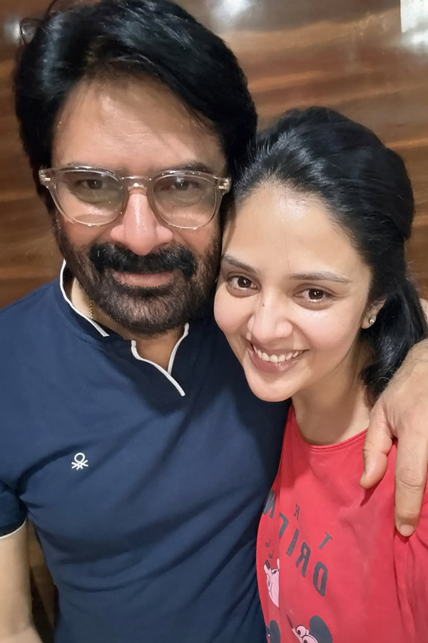 Anchor Sreemukhi shared A Beautiful pictures with Her Dad on His birthday Photos5