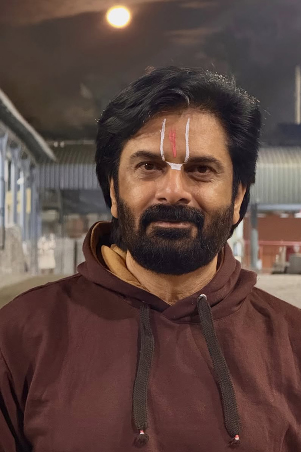 Anchor Sreemukhi shared A Beautiful pictures with Her Dad on His birthday Photos6