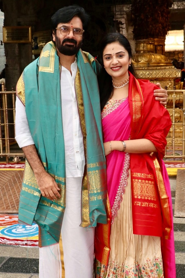 Anchor Sreemukhi shared A Beautiful pictures with Her Dad on His birthday Photos7