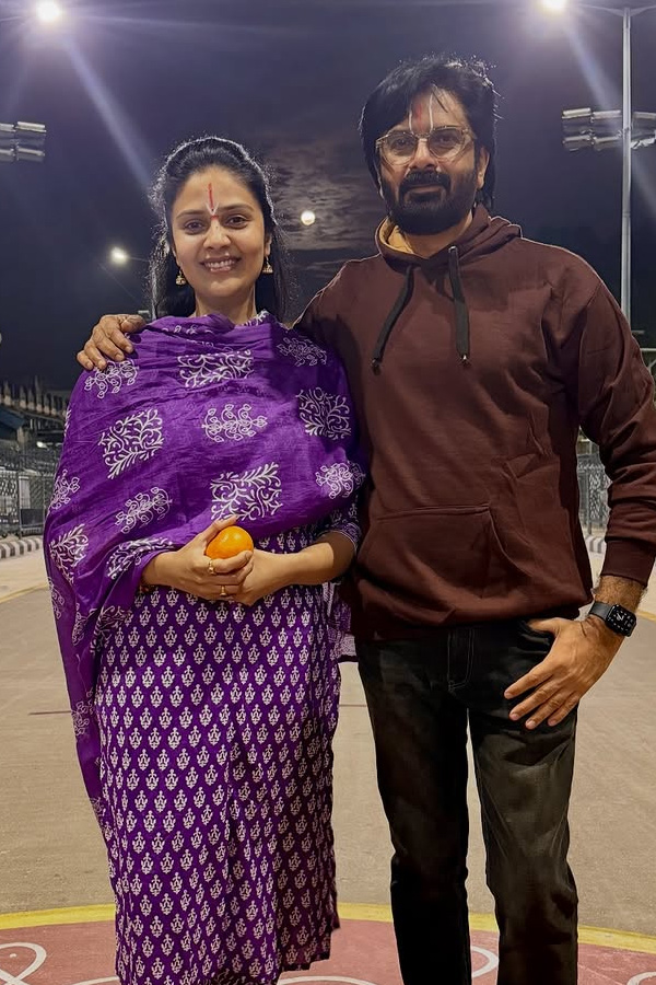 Anchor Sreemukhi shared A Beautiful pictures with Her Dad on His birthday Photos8