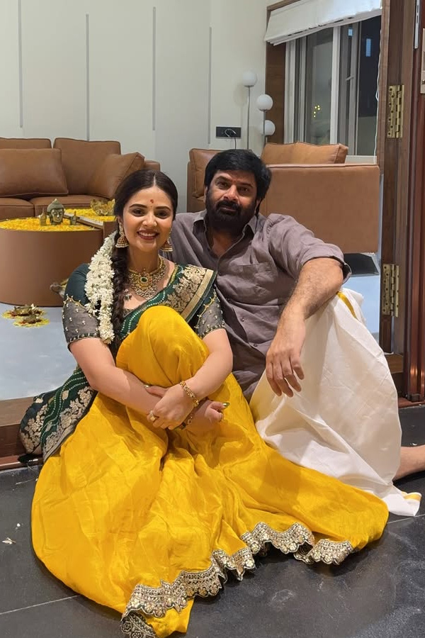 Anchor Sreemukhi shared A Beautiful pictures with Her Dad on His birthday Photos9