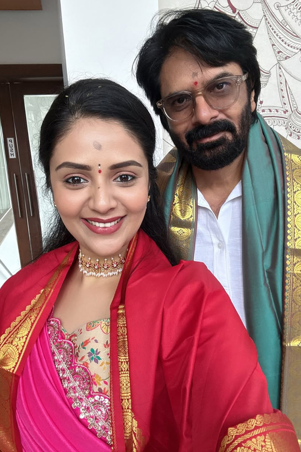Anchor Sreemukhi shared A Beautiful pictures with Her Dad on His birthday Photos10