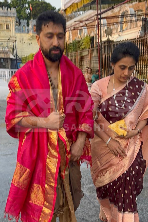Director Bobby Visits Tirumala Tirupati Photos3