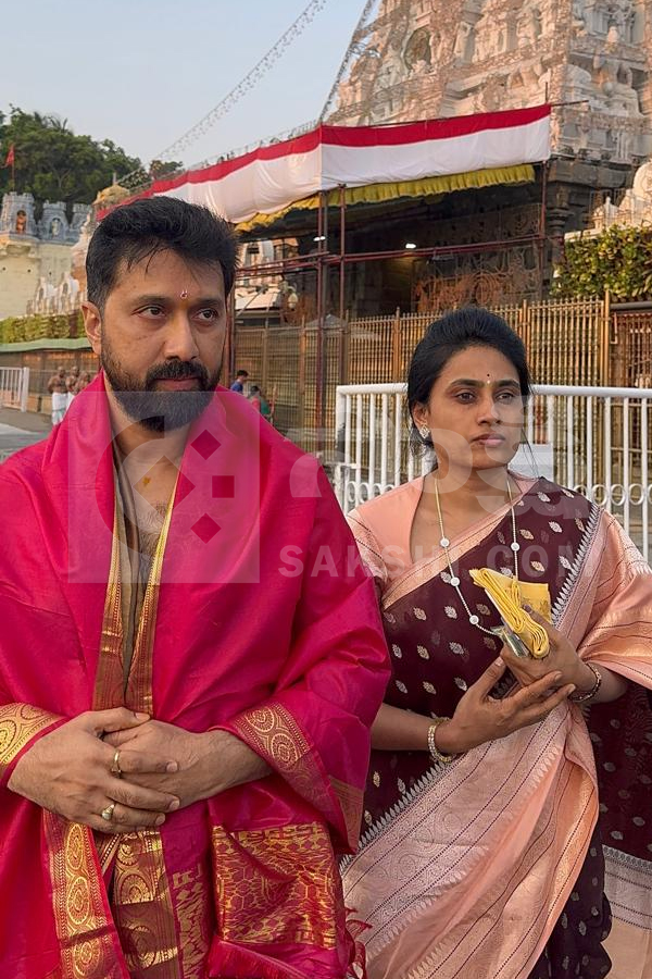 Director Bobby Visits Tirumala Tirupati Photos4