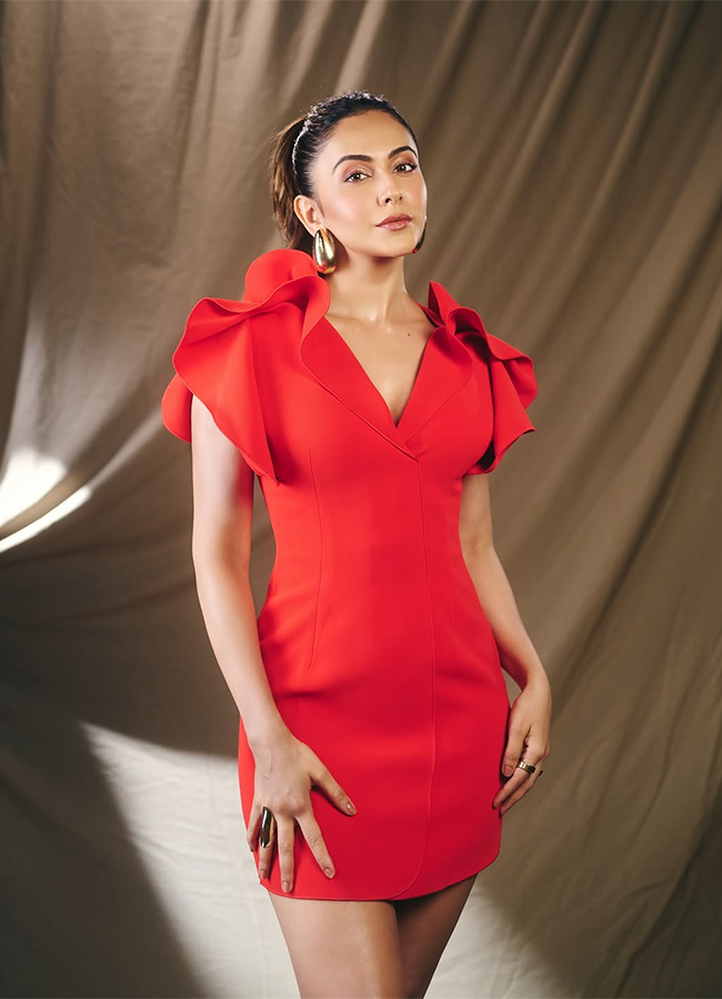 Indian Actress Rakul Preet Singh Red Dress Viral Photos14