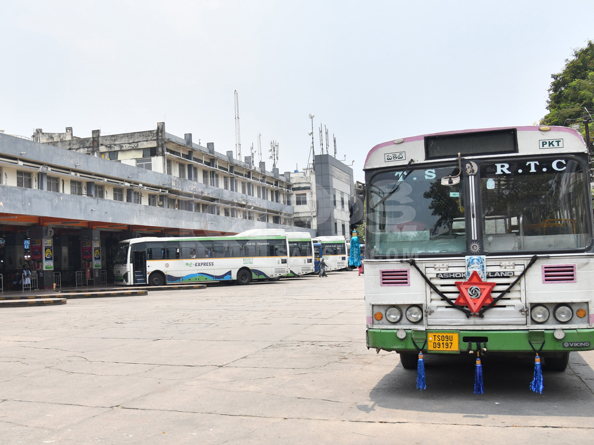 Telangana RTC Employees Strike : Passengers Suffers At Bus Stands Photos18