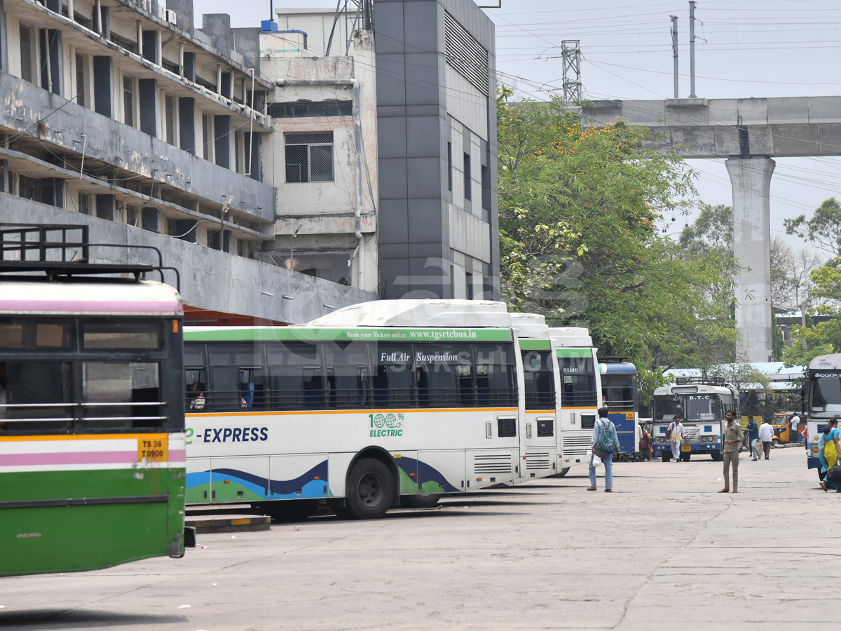 Telangana RTC Employees Strike : Passengers Suffers At Bus Stands Photos19