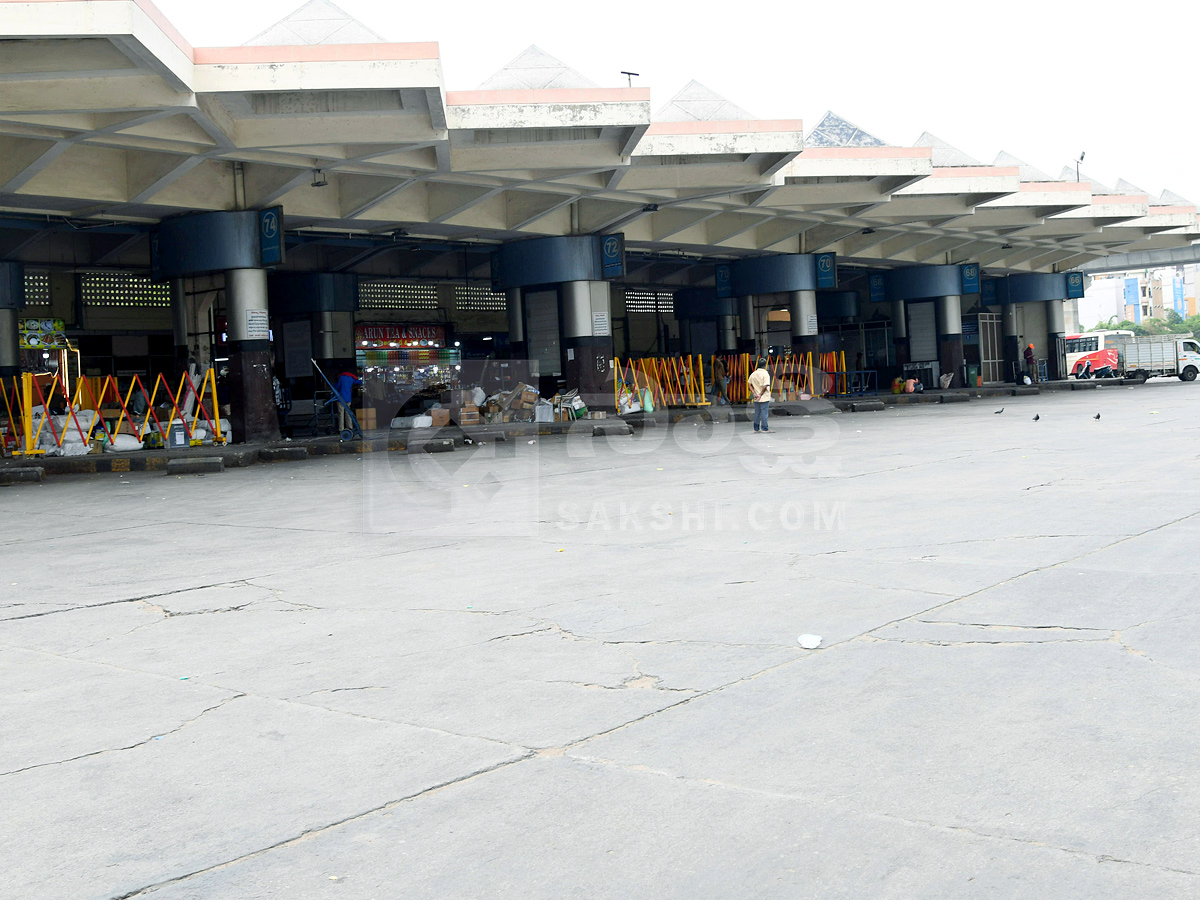 Telangana RTC Employees Strike : Passengers Suffers At Bus Stands Photos3