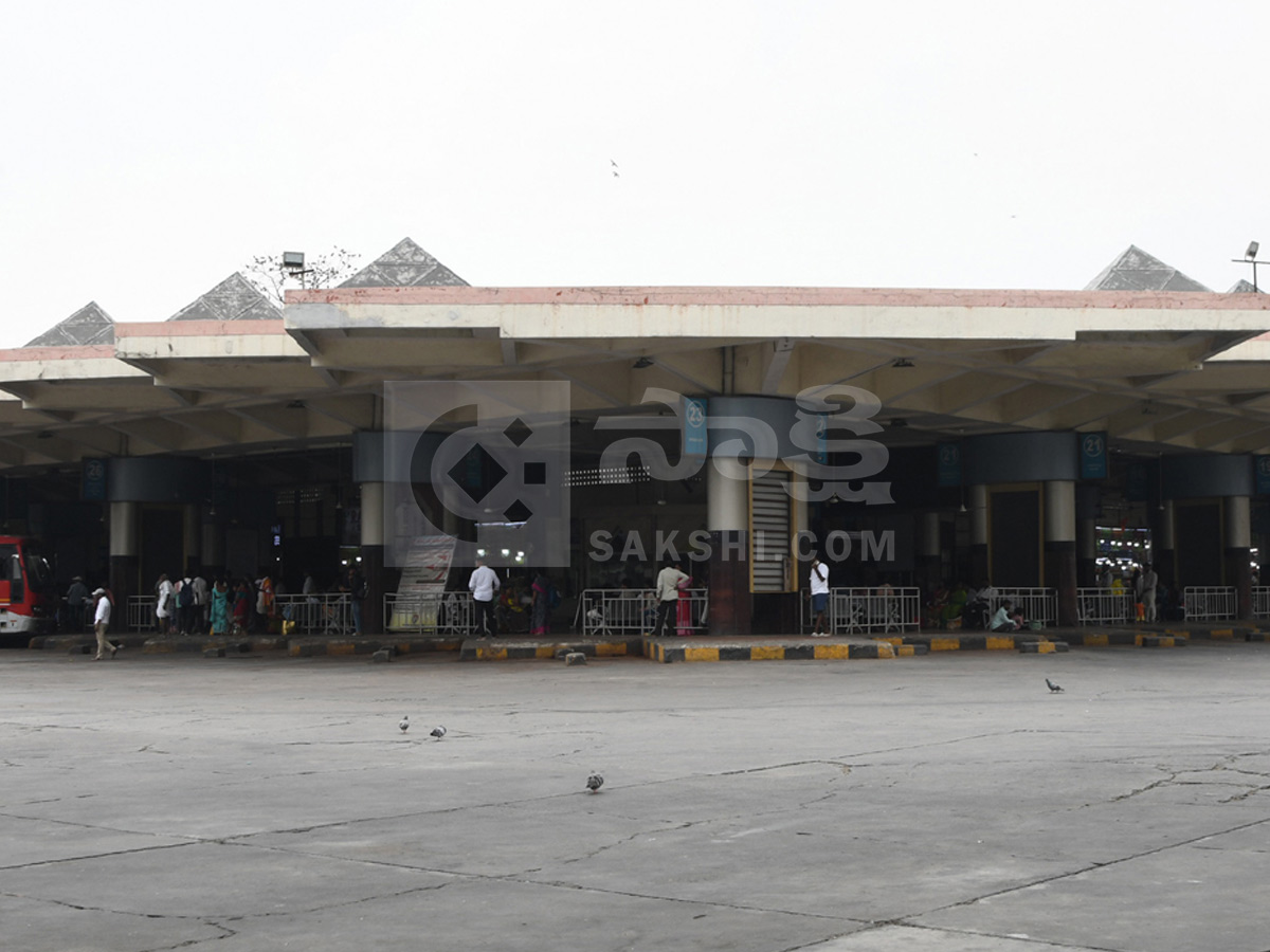 Telangana RTC Employees Strike : Passengers Suffers At Bus Stands Photos21