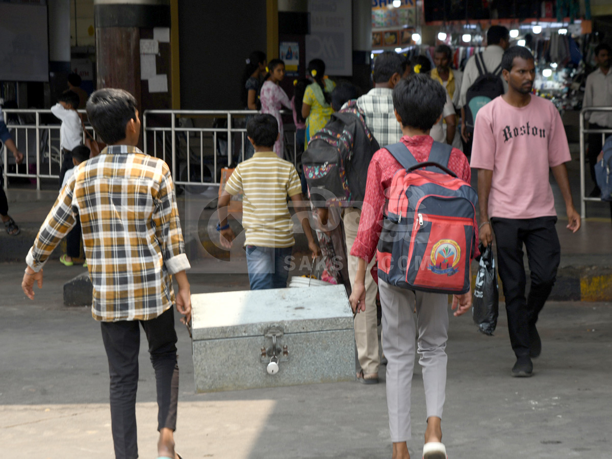 Telangana RTC Employees Strike : Passengers Suffers At Bus Stands Photos23