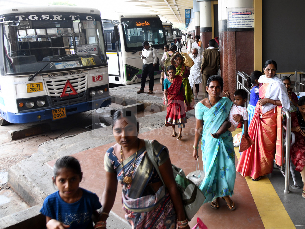 Telangana RTC Employees Strike : Passengers Suffers At Bus Stands Photos25