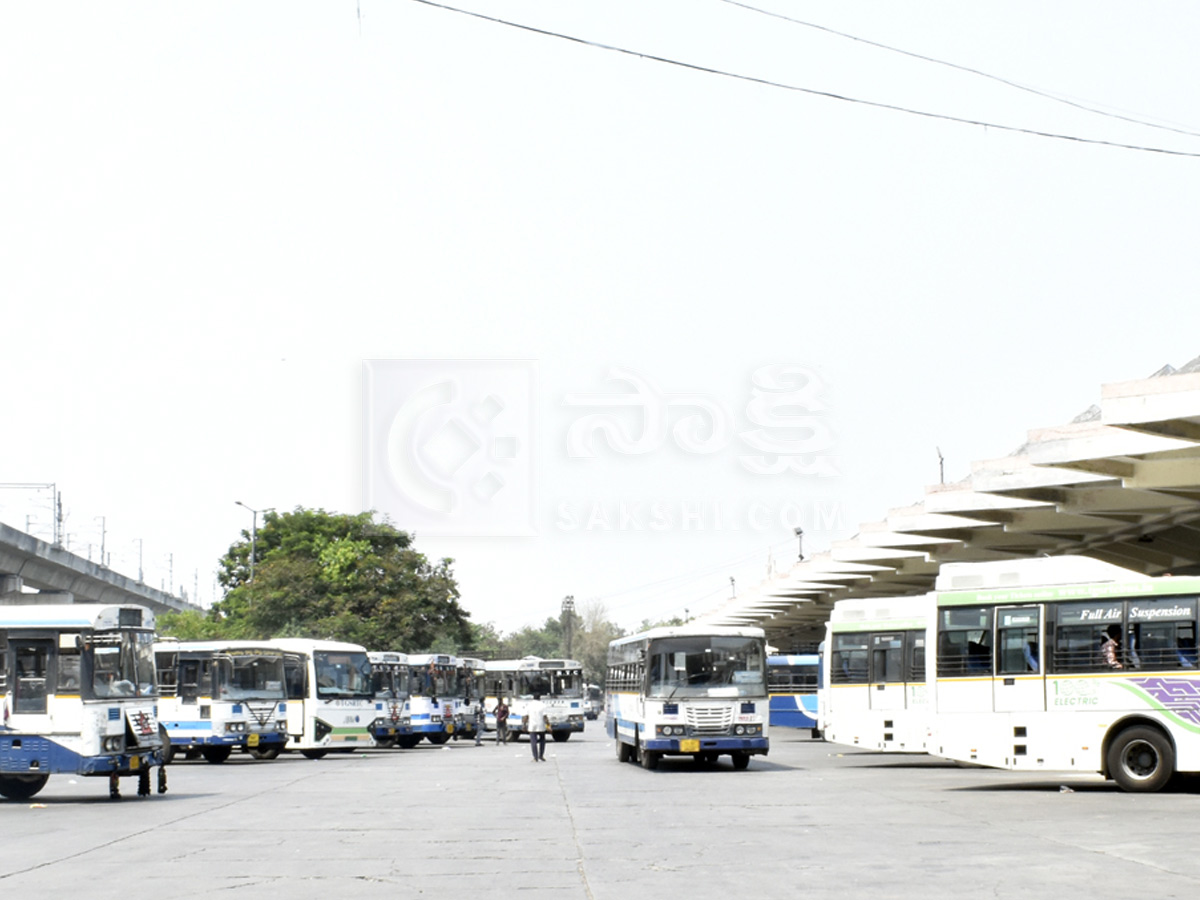 Telangana RTC Employees Strike : Passengers Suffers At Bus Stands Photos28