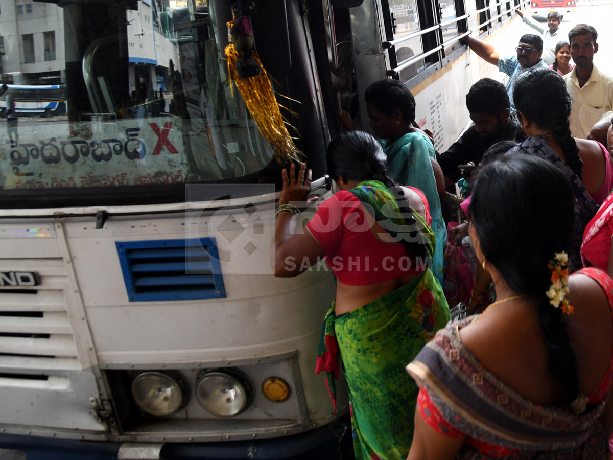Telangana RTC Employees Strike : Passengers Suffers At Bus Stands Photos29